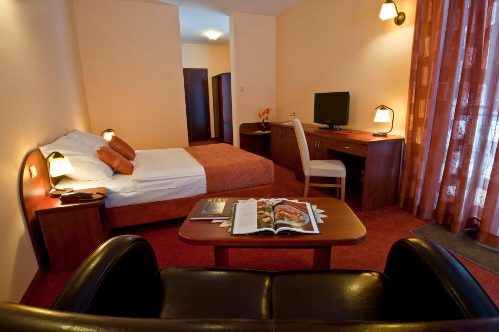 Hotel Venus Kolbudy Exteriör bild